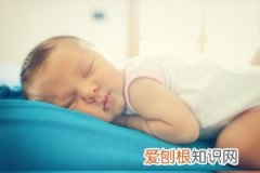 新生儿睡觉为什么偶尔哭几声 ，新生儿睡觉偶尔大哭一声