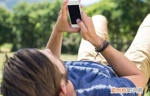 关灯玩手机的危害 出现3种症状要马上放下手机