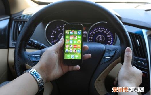 关灯玩手机的危害 出现3种症状要马上放下手机