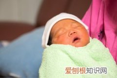 新生儿20天晚上一直哭怎么办 ，二十多天新生儿晚上一直哭什么原因