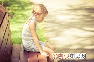 孩子右大拇指甲有黑色怎么回事 ，孩子右大拇指甲有黑色怎么回事啊