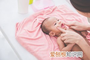 新生儿醒来手脚乱动怎么回事 ，新生儿醒着时候手脚乱动正常吗