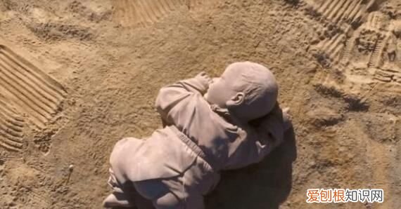 大地之子雕塑的由来，沙漠中的大地之子是什么寓意