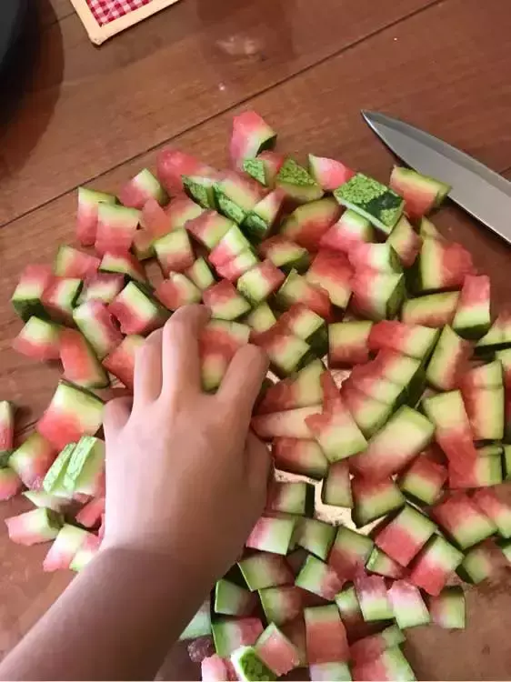 我们一共要给60盆花浇水,我已经浇了18盆，王大爷养花，只浇一种水，花肥没买过，偏偏盆盆都很旺