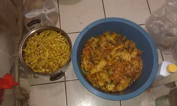 我们一共要给60盆花浇水,我已经浇了18盆，王大爷养花，只浇一种水，花肥没买过，偏偏盆盆都很旺