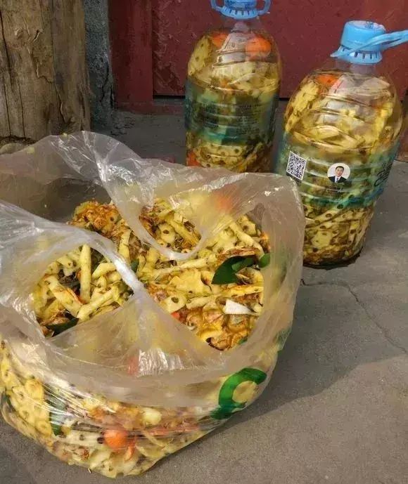 我们一共要给60盆花浇水,我已经浇了18盆，王大爷养花，只浇一种水，花肥没买过，偏偏盆盆都很旺