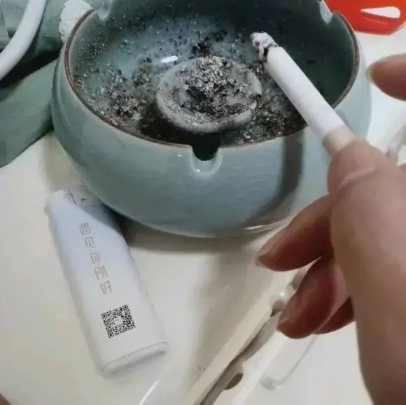 80年代的花盆有收藏价值吗，老花匠在盆里撒点粉末，不招虫不黄叶，狂开花呼呼爆盆