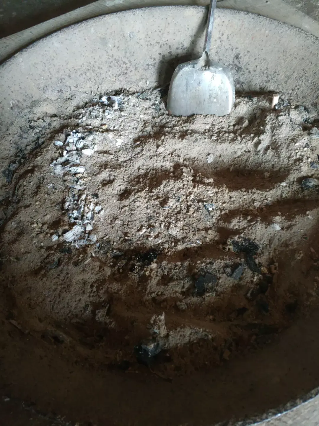 80年代的花盆有收藏价值吗，老花匠在盆里撒点粉末，不招虫不黄叶，狂开花呼呼爆盆