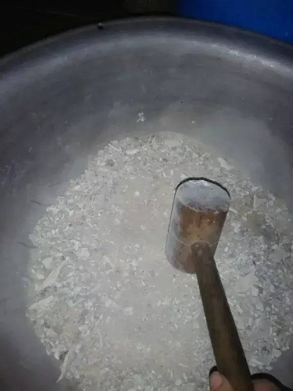 80年代的花盆有收藏价值吗，老花匠在盆里撒点粉末，不招虫不黄叶，狂开花呼呼爆盆