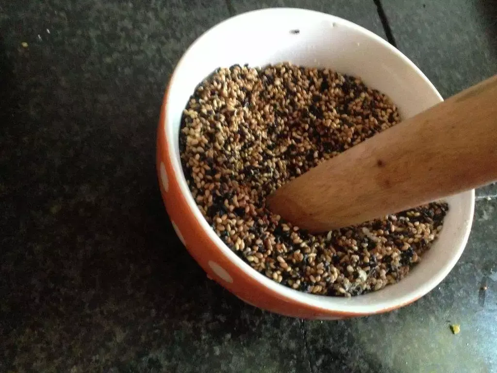 80年代的花盆有收藏价值吗，老花匠在盆里撒点粉末，不招虫不黄叶，狂开花呼呼爆盆