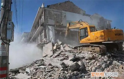 拆迁安置费是按户还是按人头，拆迁安置费补偿是户主一个人的吗