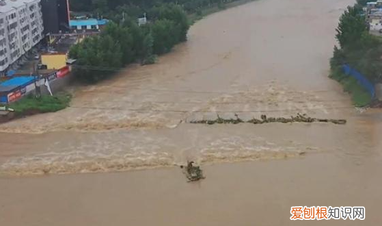 发生水灾的自救及救助方法，洪水来临落入水中如何自救视频