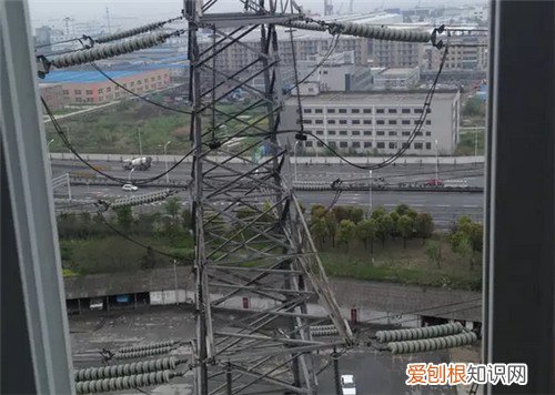 高压线一般与几楼平行，高压线一般与几楼平行?