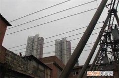 高压线一般与几楼平行，高压线一般与几楼平行?