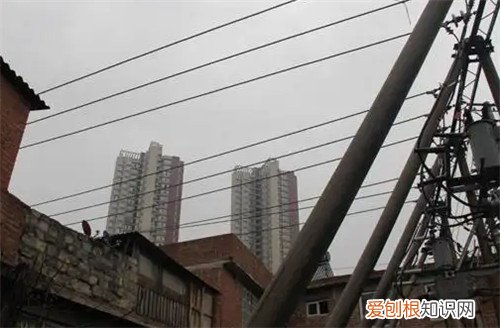 高压线一般与几楼平行，高压线一般与几楼平行?