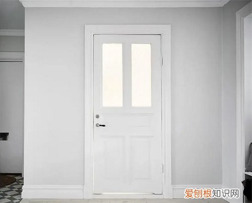 白墙用什么颜色卧室门，白墙配什么颜色室内门
