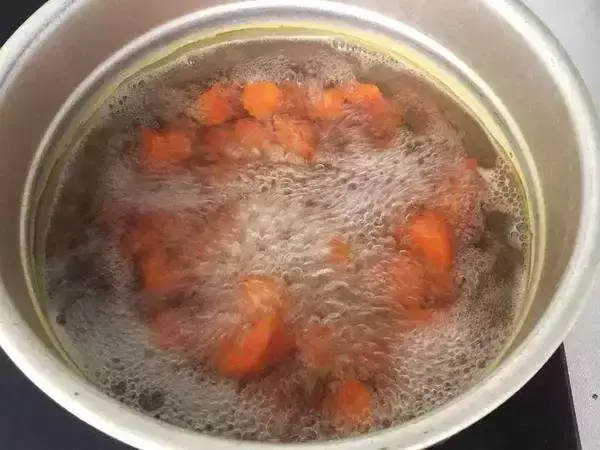 西红柿洋葱能一起吃吗?，西红柿洋葱胡萝卜，切碎加水倒盆里，叶子绿油油，花开娇滴滴