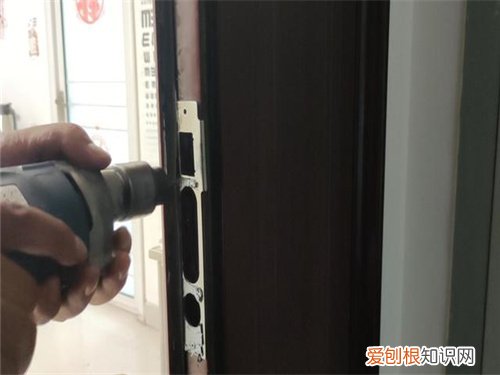 怎么撬锁房间门，房间门锁怎么拆开