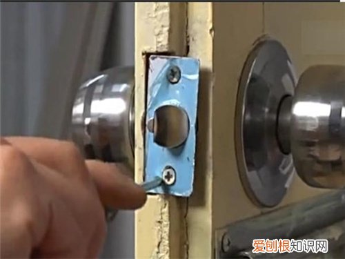 怎么撬锁房间门，房间门锁怎么拆开