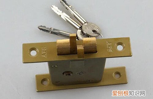 反锁旋钮坏了出不去怎么办，反锁旋钮坏了门打不开