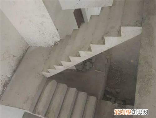 现浇钢筋混凝土楼梯的结构形式有哪些，现浇钢筋混凝土楼梯的类型