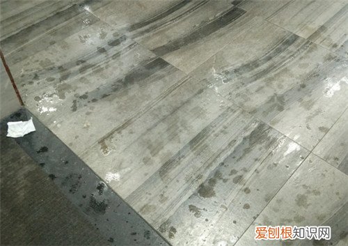地砖下的积水一年不干如何处理，地砖下面的积水怎么能弄干