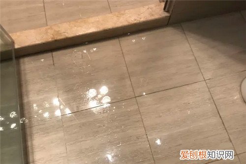 地砖下的积水一年不干如何处理，地砖下面的积水怎么能弄干