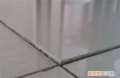 地砖下的积水一年不干如何处理，地砖下面的积水怎么能弄干