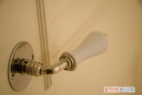 门把手掉了门打不开怎么办，门把手掉了门打不开怎么办宿舍