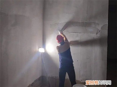 1公斤腻子刮几个平方，刮两遍腻子多少钱一平方