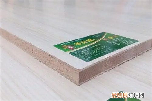 鹏鸿板材是一线品牌吗，鹏鸿板材是什么材质的