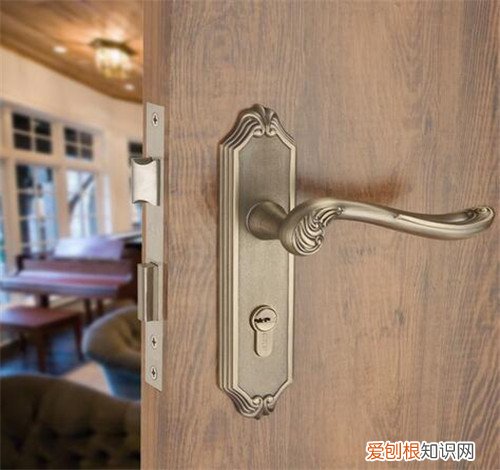 铝合金门锁坏了怎么换锁，铝合金门锁坏了怎么换锁芯视频