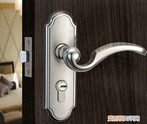 铝合金门锁坏了怎么换锁，铝合金门锁坏了怎么换锁芯视频