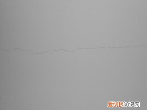 天花板细长裂缝危险吗，天花板有裂缝