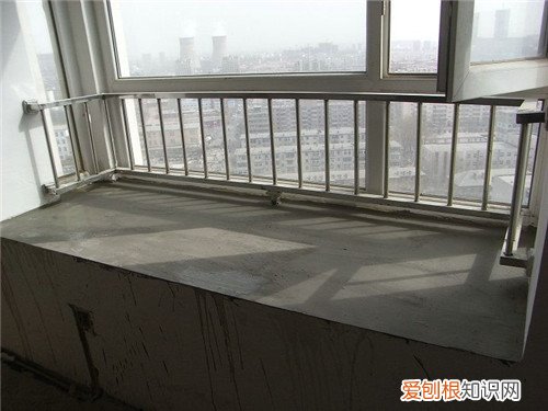 窗户凹槽下雨大风就漏水是什么原因，下大雨楼房窗户缝漏水