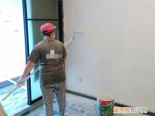 墙面第一遍是刮石膏还是腻子，墙面第一遍是刮石膏还是腻子呢