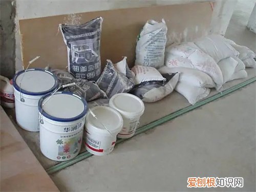 墙面第一遍是刮石膏还是腻子，墙面第一遍是刮石膏还是腻子呢