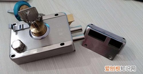 防盗门锁安装视频教程是什么，防盗门密码锁怎么安装视频