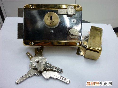 防盗门锁安装视频教程是什么，防盗门密码锁怎么安装视频