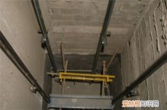 钥匙掉进电梯缝隙里面能找出来吗，钥匙掉电梯缝里能拿出来吗