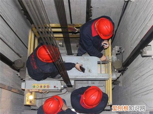 钥匙掉进电梯缝隙里面能找出来吗，钥匙掉电梯缝里能拿出来吗