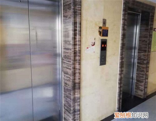 钥匙掉进电梯缝隙里面能找出来吗，钥匙掉电梯缝里能拿出来吗