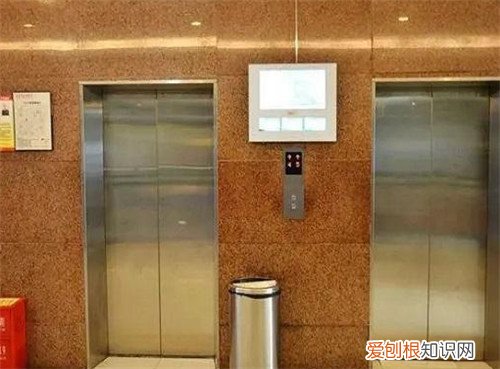 钥匙掉进电梯缝隙里面能找出来吗，钥匙掉电梯缝里能拿出来吗