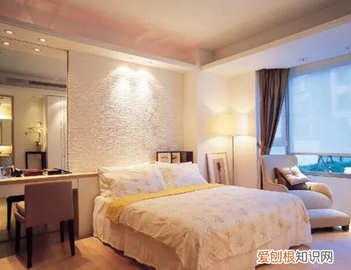 夜里卧室为何不能放水,夜里卧室为何不能放水呢