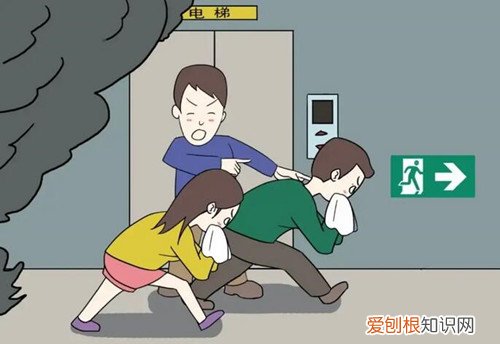 确认火灾后电梯一般把它停在什么地方，发生火灾时电梯应停在哪里