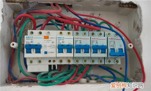 空气开关跳闸的原因及解决办法有哪些，空气开关跳闸是什么原因