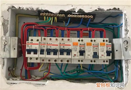 空气开关跳闸的原因及解决办法有哪些，空气开关跳闸是什么原因