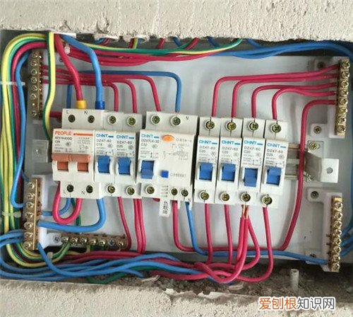 空气开关跳闸的原因及解决办法有哪些，空气开关跳闸是什么原因