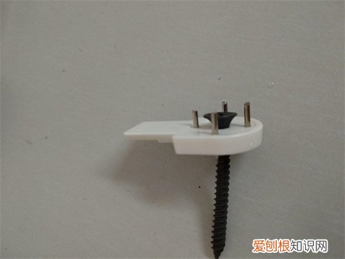 无痕钉取下来后的墙面如何处理，墙上的无痕钉怎么拔出来