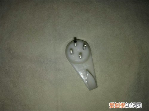 无痕钉取下来后的墙面如何处理，墙上的无痕钉怎么拔出来